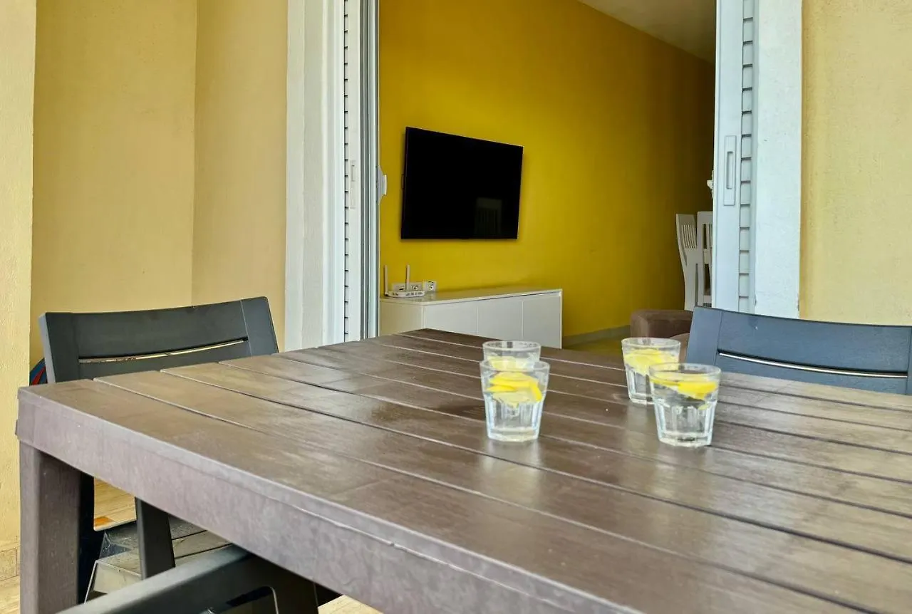 Colorful sea view apartment Sarandë